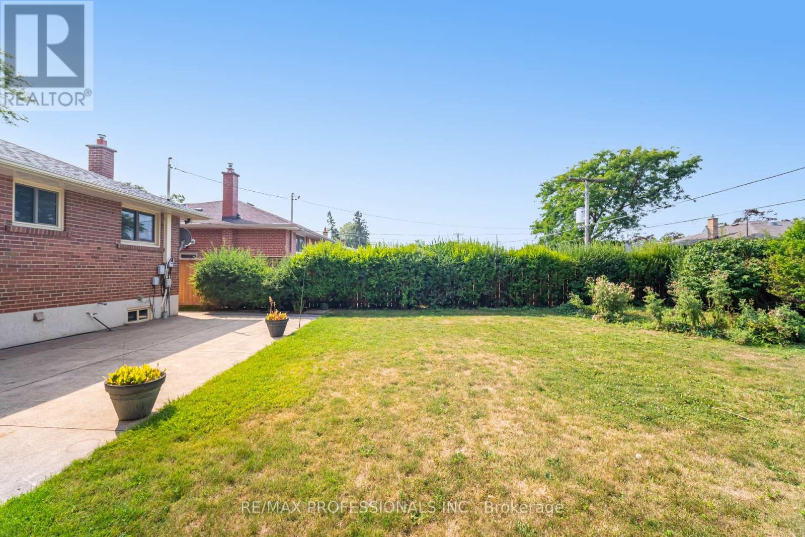 6 Tapley Drive, Toronto, Ontario  M9R 3P3 - Photo 47 - W12347535