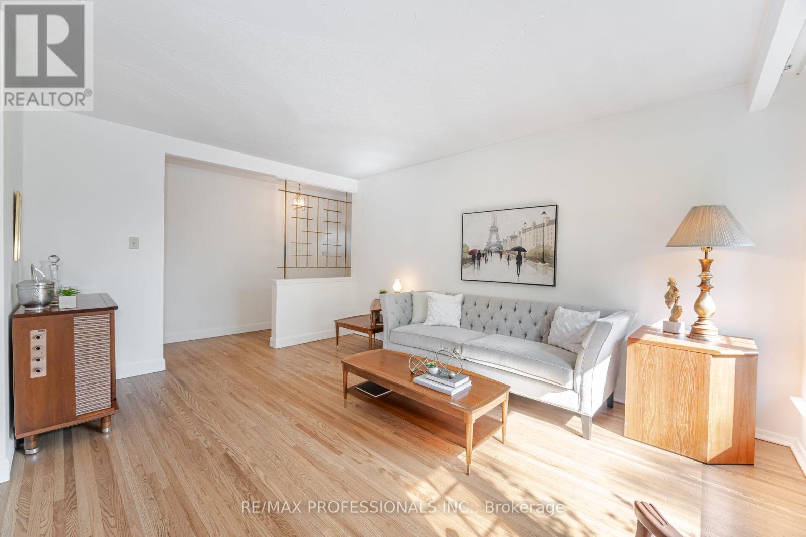 6 Tapley Drive, Toronto, Ontario  M9R 3P3 - Photo 9 - W12347535