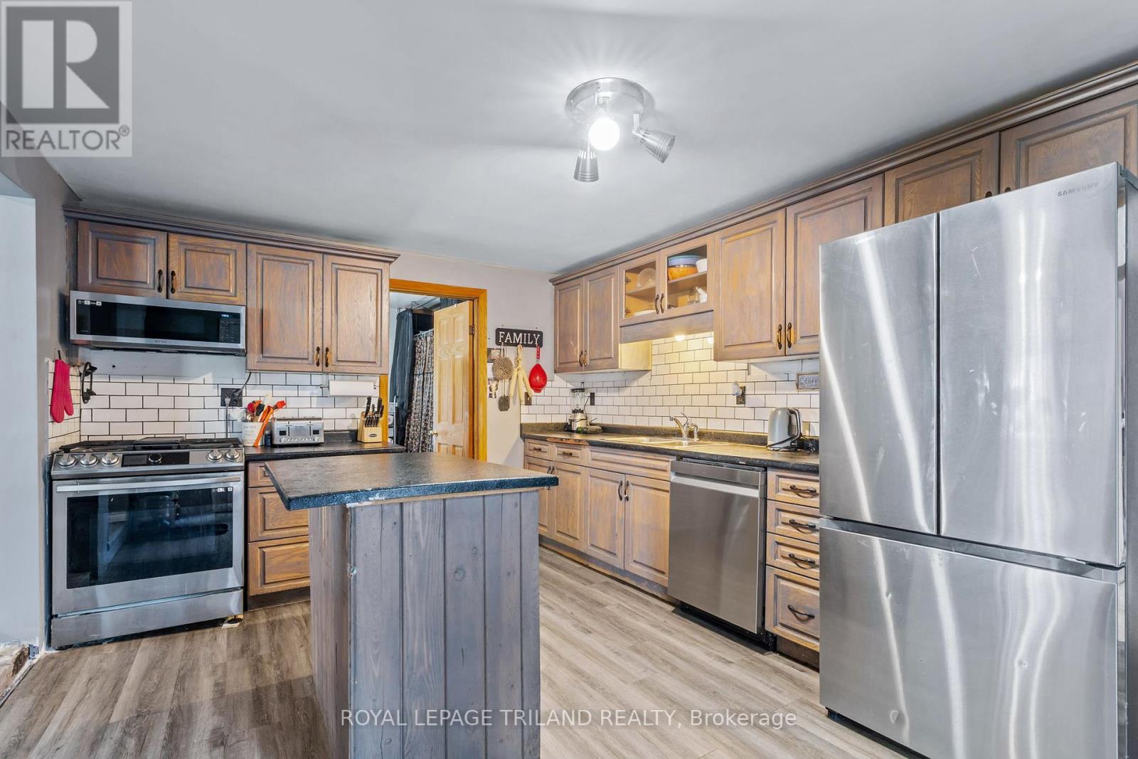 8026 Centre Street, Brooke-Alvinston, Ontario  N0N 1A0 - Photo 14 - X12347782