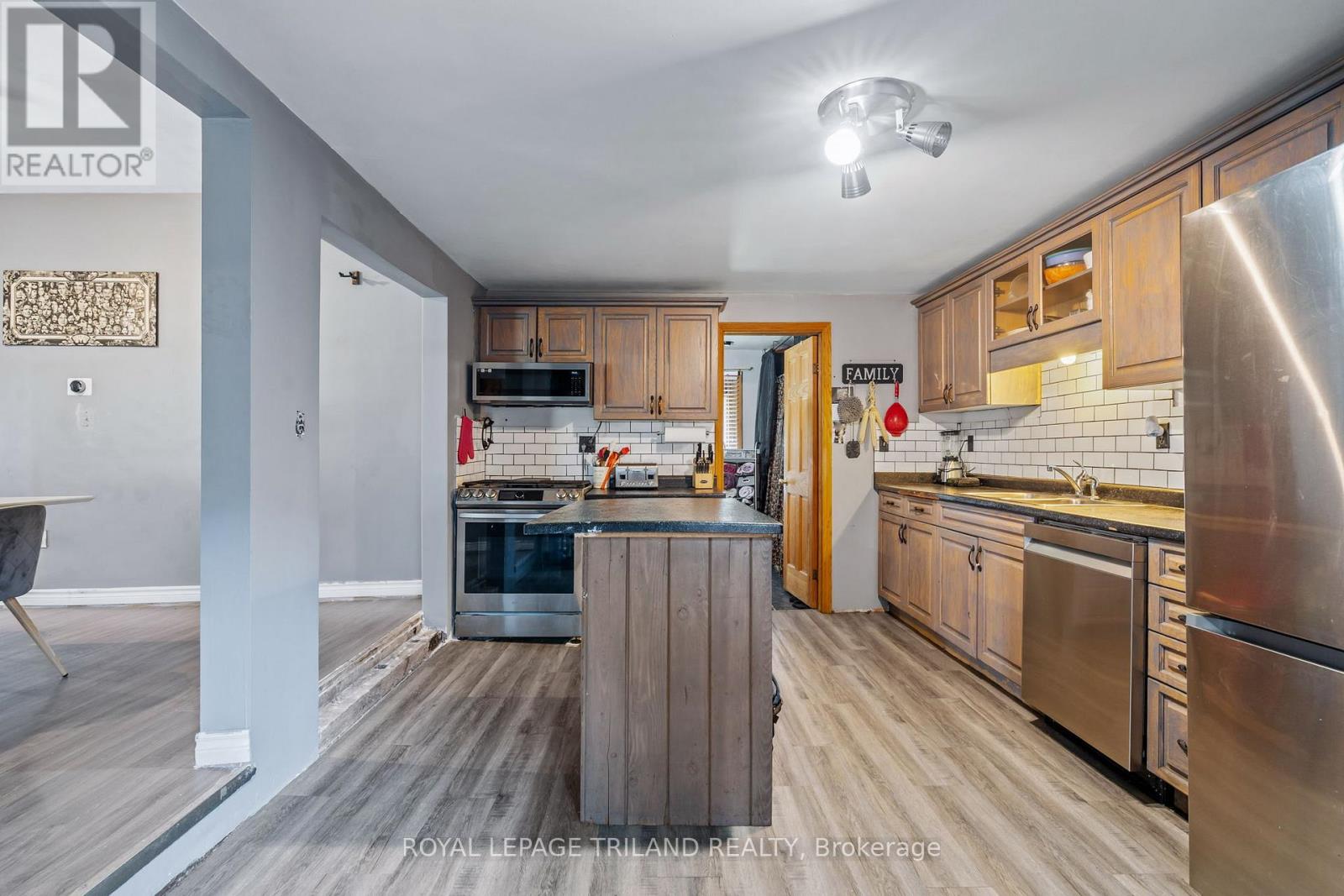 8026 Centre Street, Brooke-Alvinston, Ontario  N0N 1A0 - Photo 15 - X12347782