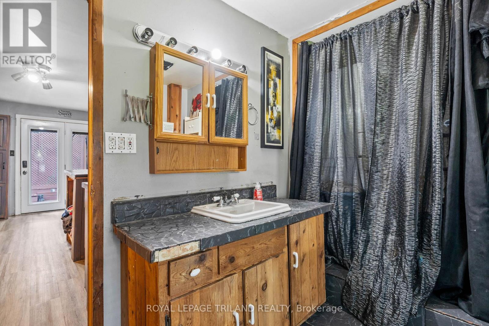 8026 Centre Street, Brooke-Alvinston, Ontario  N0N 1A0 - Photo 26 - X12347782