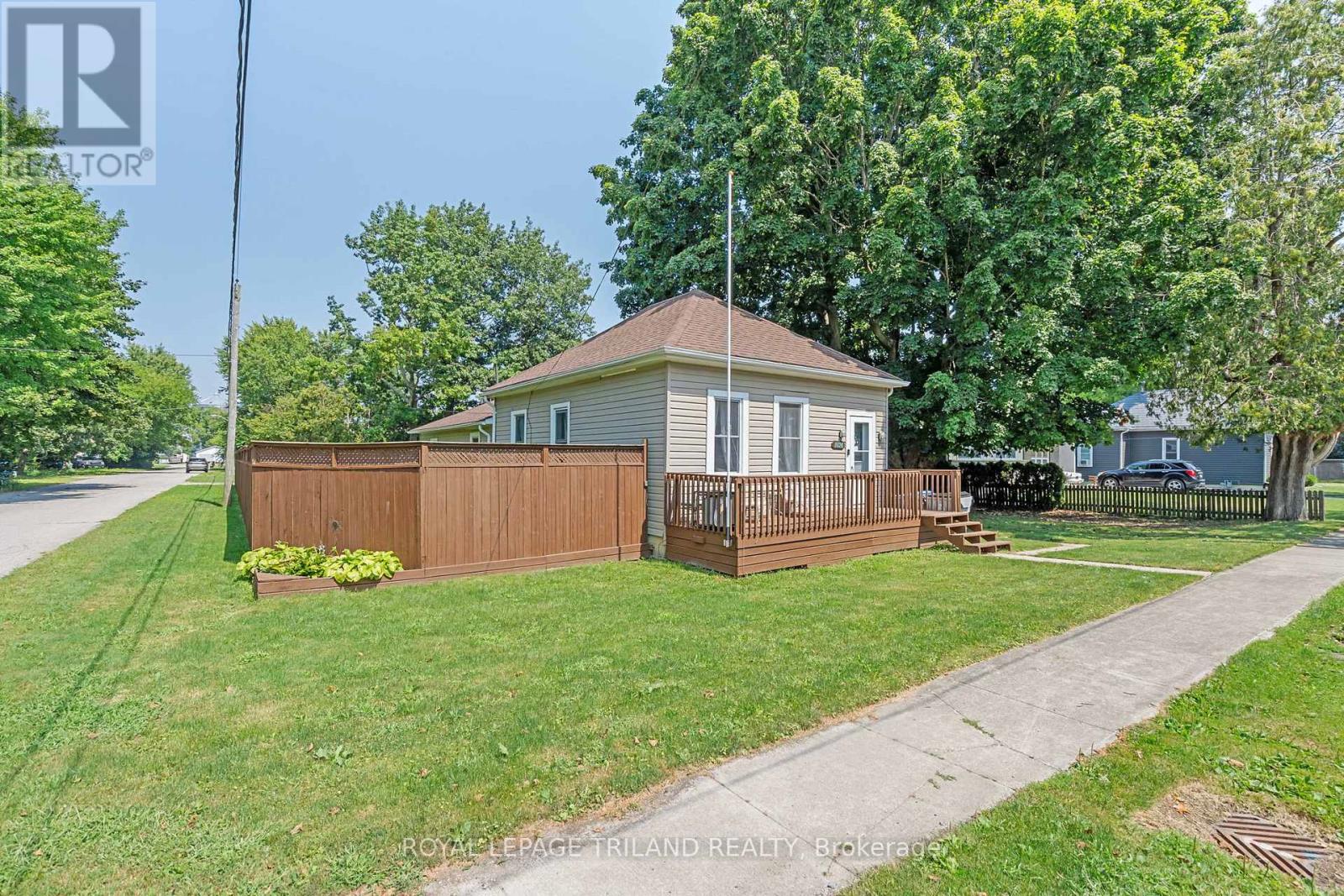 8026 Centre Street, Brooke-Alvinston, Ontario  N0N 1A0 - Photo 3 - X12347782