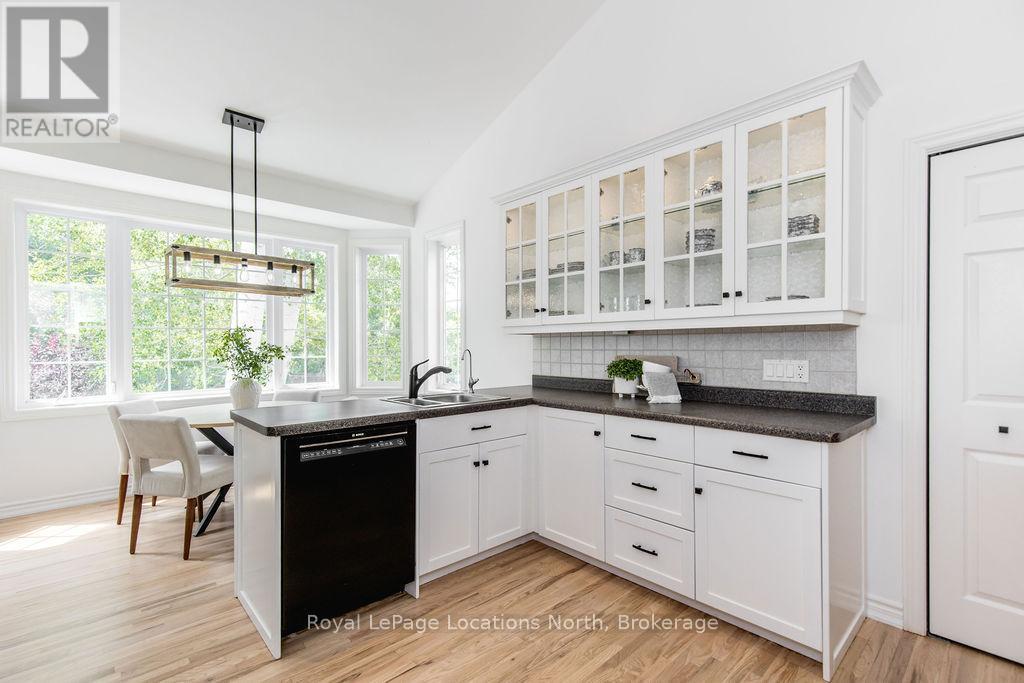 50 Blackburn Avenue, Clearview, Ontario  L0M 1P0 - Photo 8 - S12346450