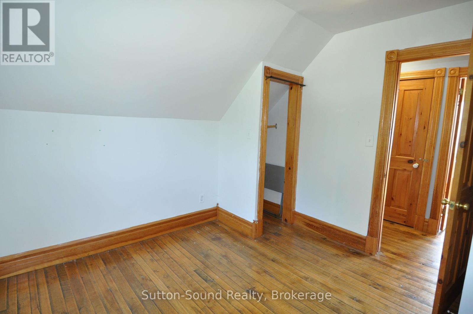 166 Old Beach Drive, Georgian Bluffs, Ontario  N4K 5N4 - Photo 22 - X12347726