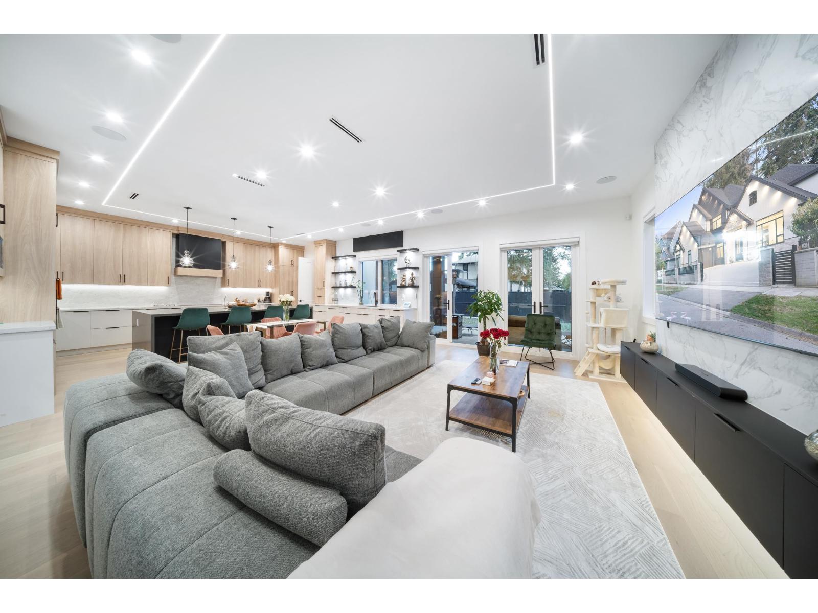 Property at 14022 20A AVENUE image 4