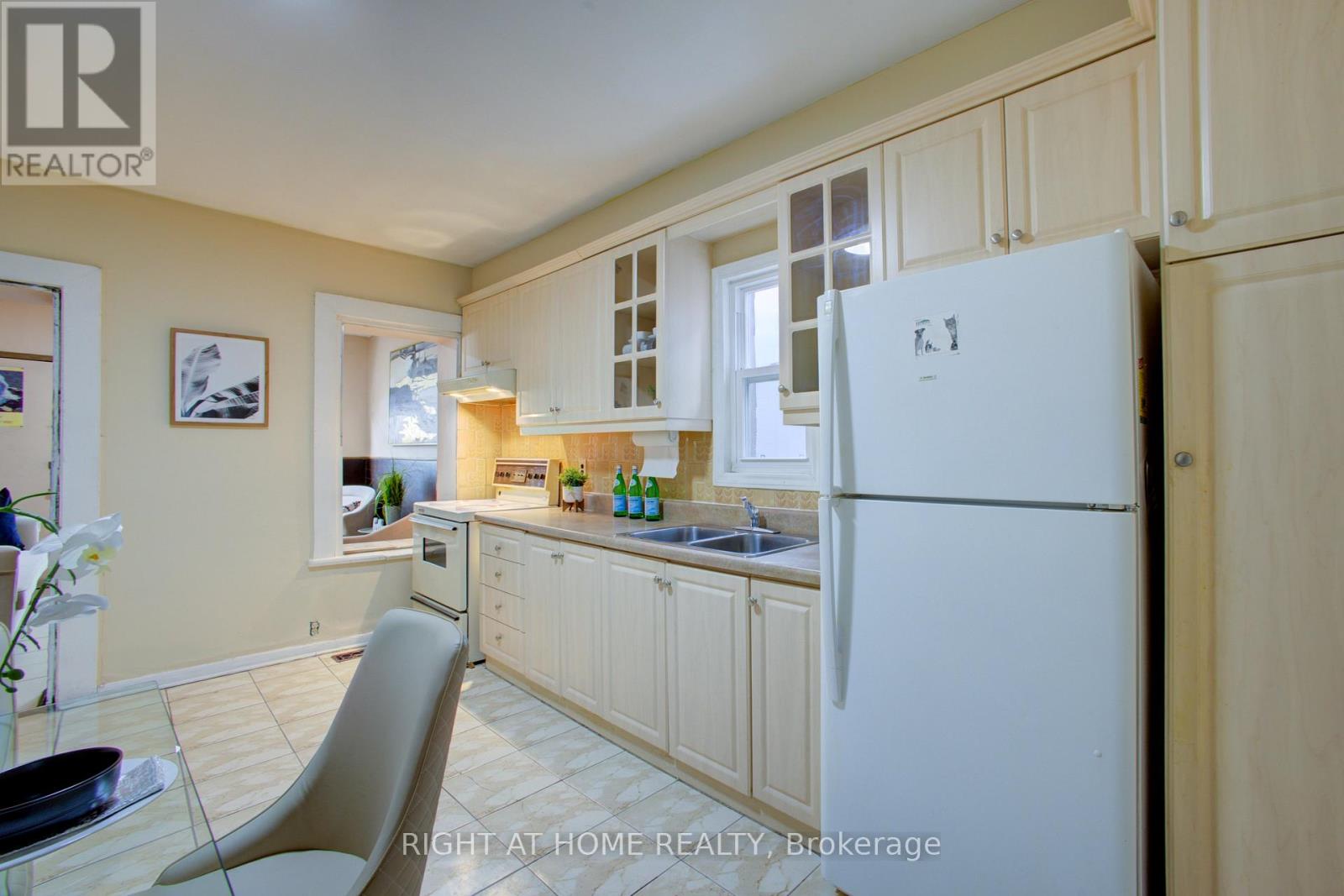 82 Uxbridge Avenue E, Toronto (Weston-Pellam Park), Ontario  M6N 2Y2 - Photo 10 - W12347814