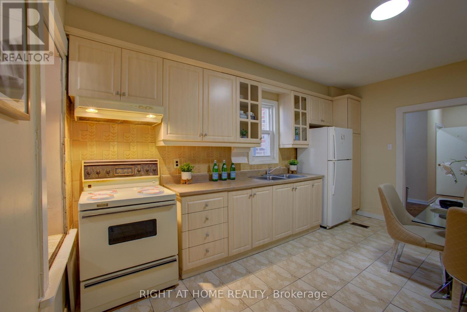 82 Uxbridge Avenue E, Toronto (Weston-Pellam Park), Ontario  M6N 2Y2 - Photo 11 - W12347814