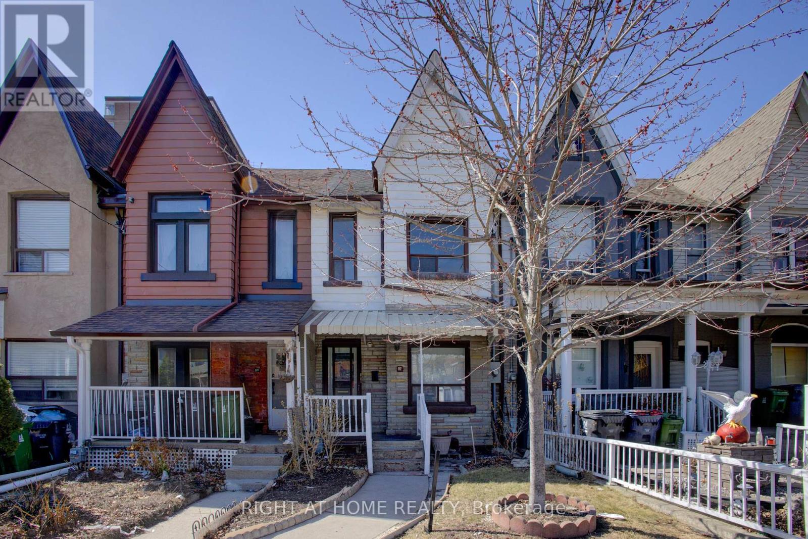 82 Uxbridge Avenue E, Toronto (Weston-Pellam Park), Ontario  M6N 2Y2 - Photo 2 - W12347814