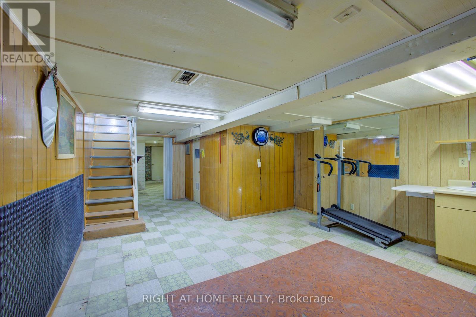 82 Uxbridge Avenue E, Toronto (Weston-Pellam Park), Ontario  M6N 2Y2 - Photo 21 - W12347814