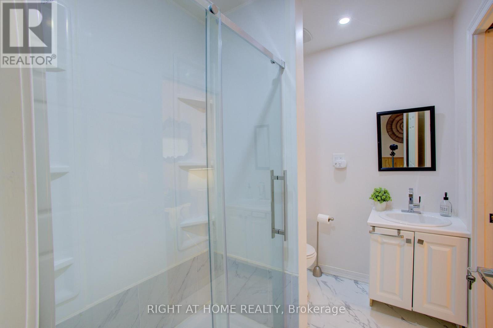 82 Uxbridge Avenue E, Toronto (Weston-Pellam Park), Ontario  M6N 2Y2 - Photo 6 - W12347814