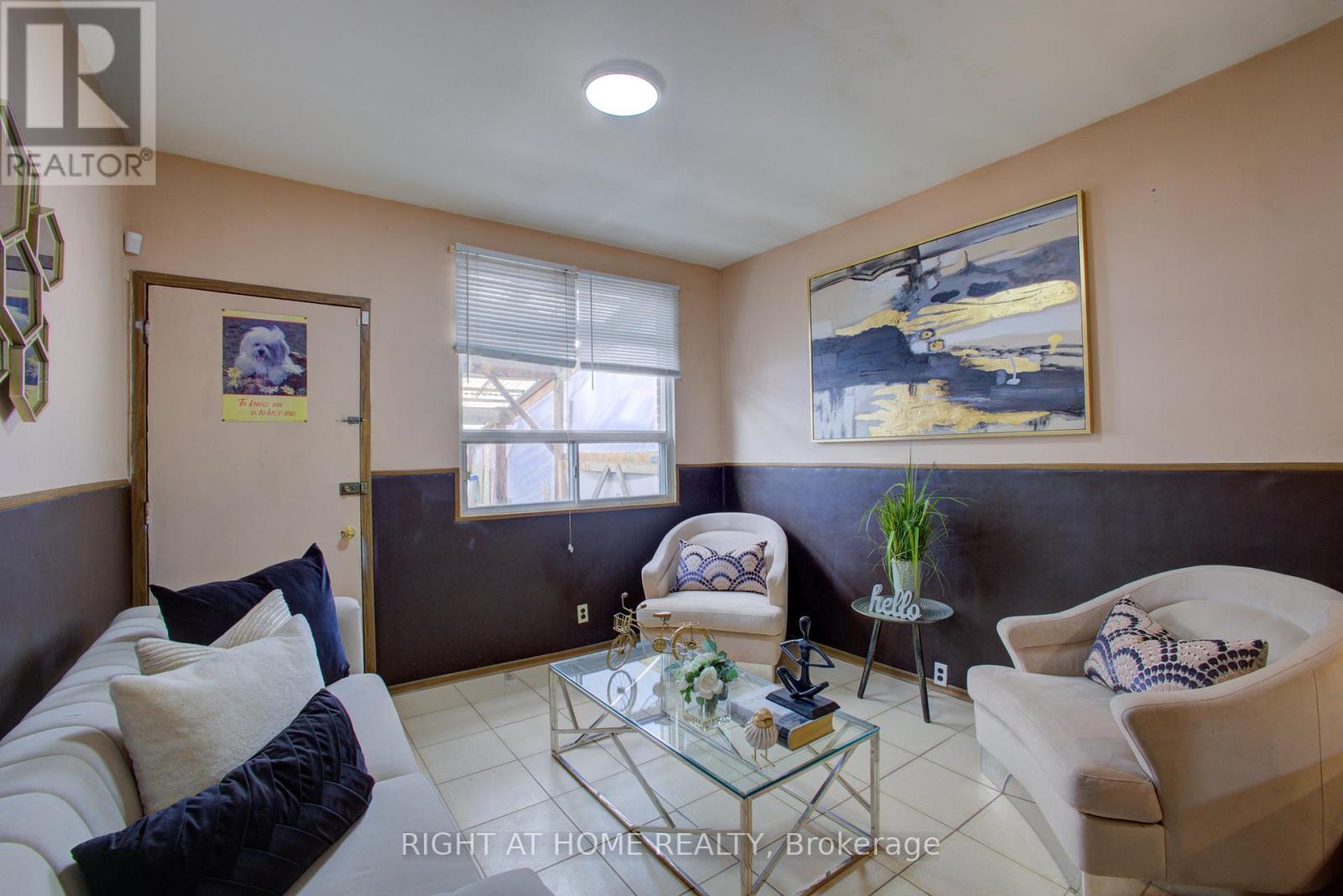 82 Uxbridge Avenue E, Toronto (Weston-Pellam Park), Ontario  M6N 2Y2 - Photo 8 - W12347814