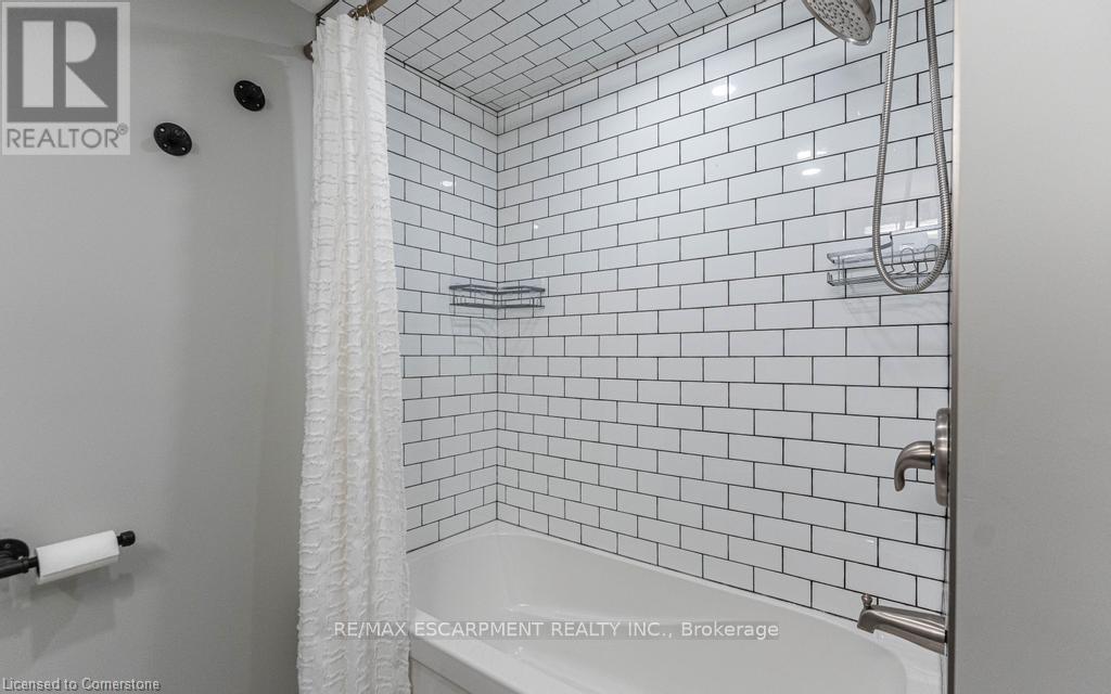 B - 14 Yorkdale Crescent, Hamilton, Ontario  L8J 1E3 - Photo 11 - X12347733