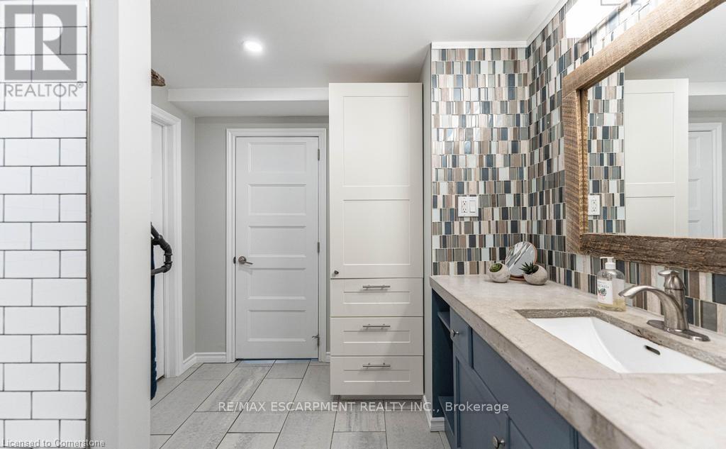 B - 14 Yorkdale Crescent, Hamilton, Ontario  L8J 1E3 - Photo 12 - X12347733