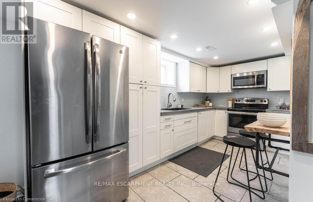 B - 14 Yorkdale Crescent, Hamilton, Ontario  L8J 1E3 - Photo 3 - X12347733