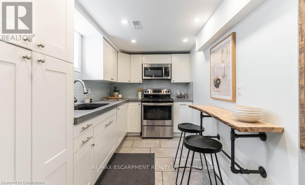 B - 14 Yorkdale Crescent, Hamilton, Ontario  L8J 1E3 - Photo 4 - X12347733
