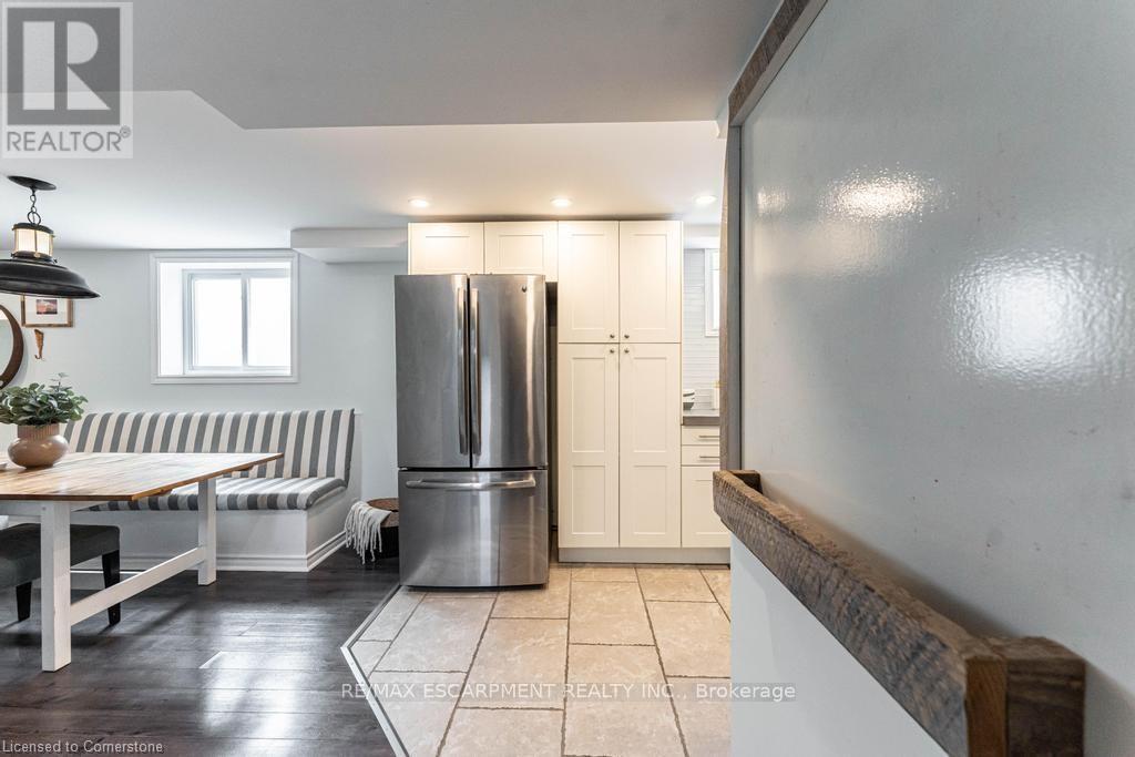 B - 14 Yorkdale Crescent, Hamilton, Ontario  L8J 1E3 - Photo 5 - X12347733