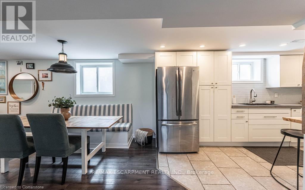 B - 14 Yorkdale Crescent, Hamilton, Ontario  L8J 1E3 - Photo 6 - X12347733
