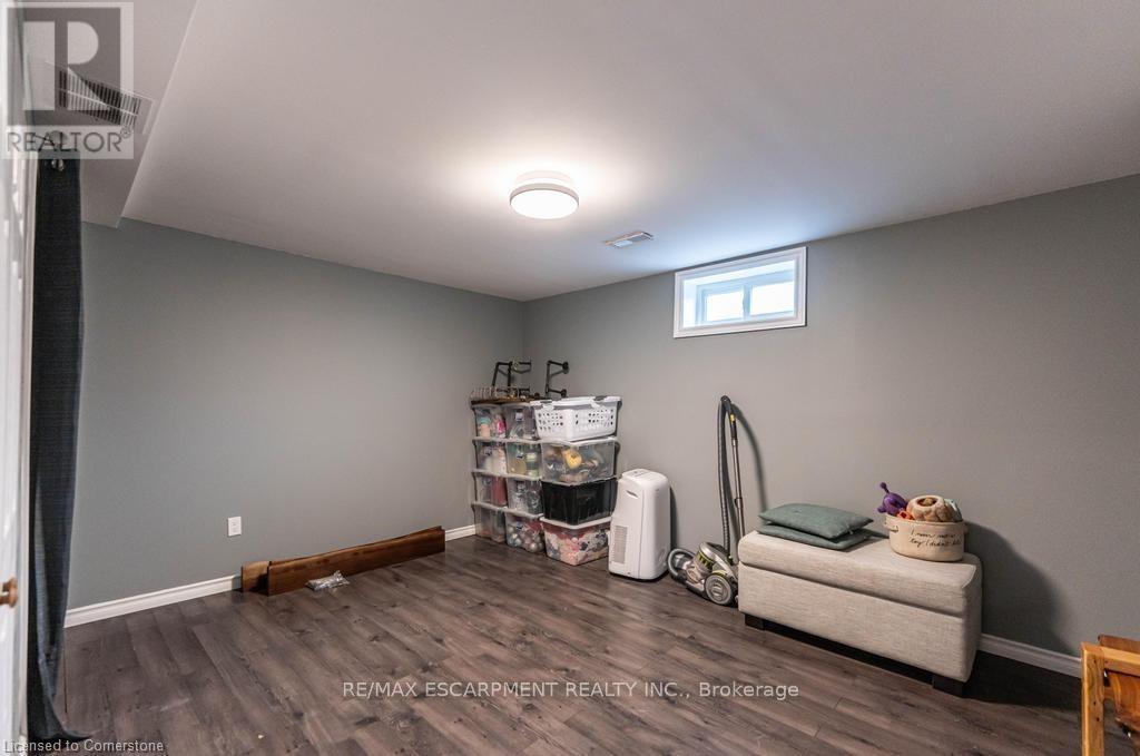 B - 14 Yorkdale Crescent, Hamilton, Ontario  L8J 1E3 - Photo 8 - X12347733
