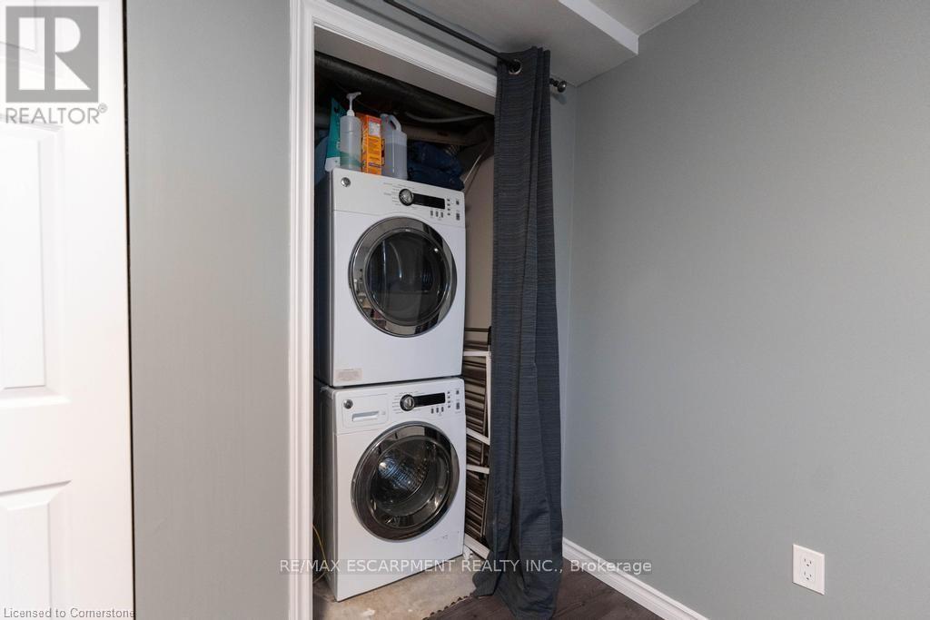 B - 14 Yorkdale Crescent, Hamilton, Ontario  L8J 1E3 - Photo 9 - X12347733