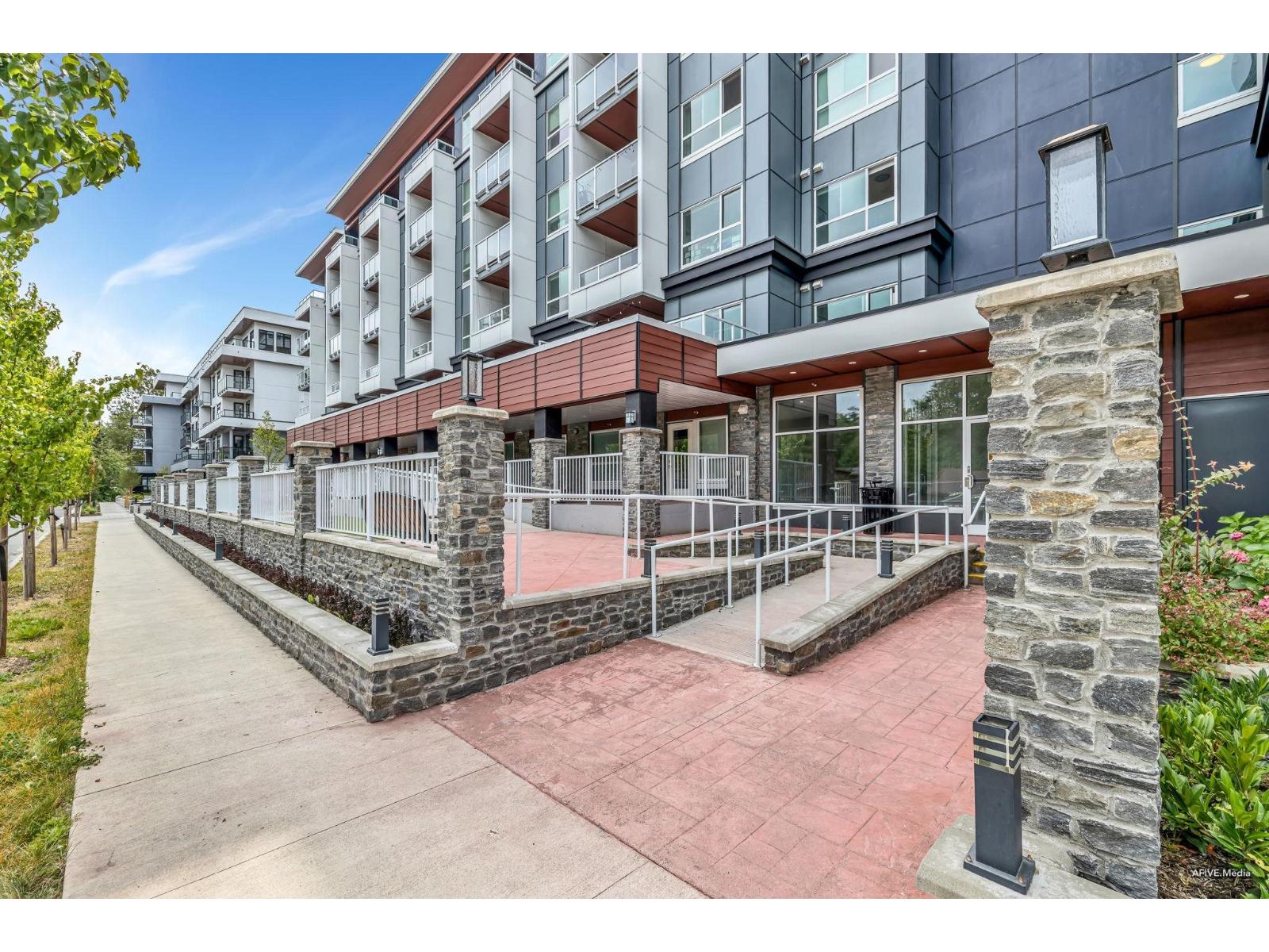 401 14225 103a Avenue, Surrey, British Columbia  V3T 0T4 - Photo 3 - R3037670
