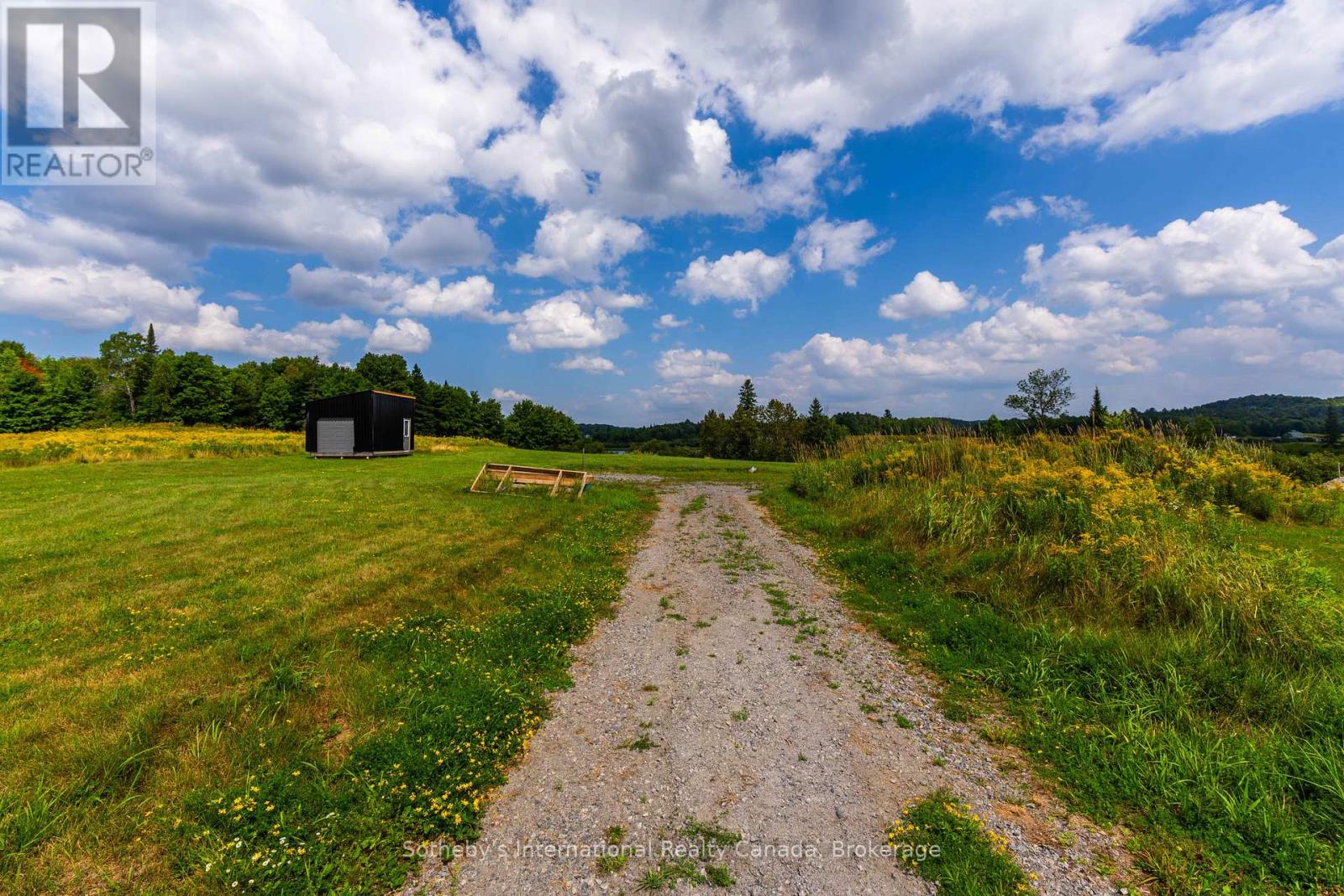 71 Spider Lake Lane, Huntsville, Ontario  P0B 1M0 - Photo 2 - X12347834