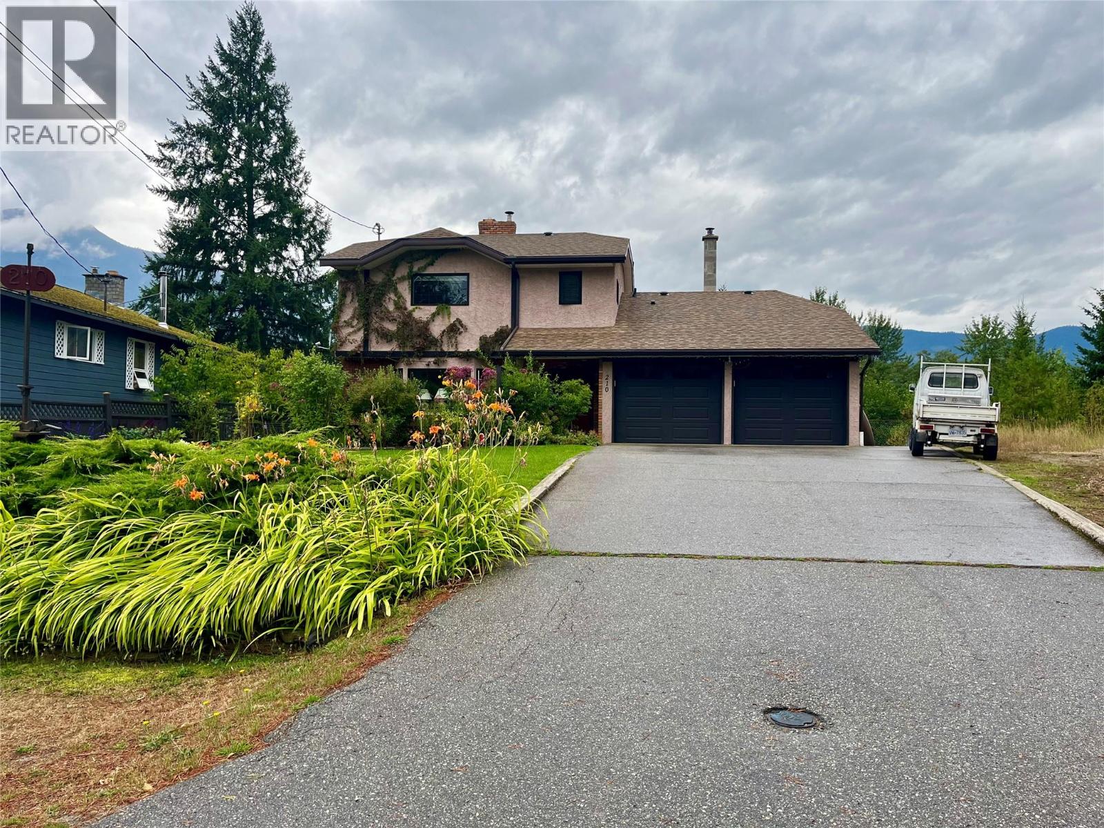 210 10th Avenue Nw, Nakusp, British Columbia  V0G 1R0 - Photo 1 - 10359035