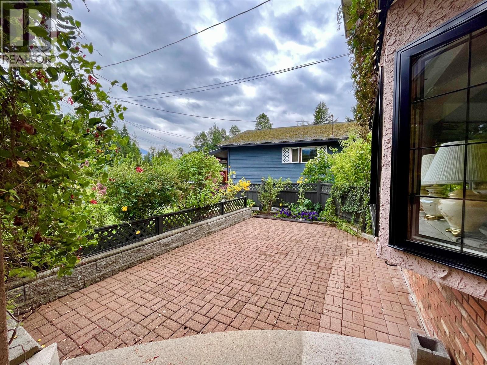 210 10th Avenue Nw, Nakusp, British Columbia  V0G 1R0 - Photo 8 - 10359035