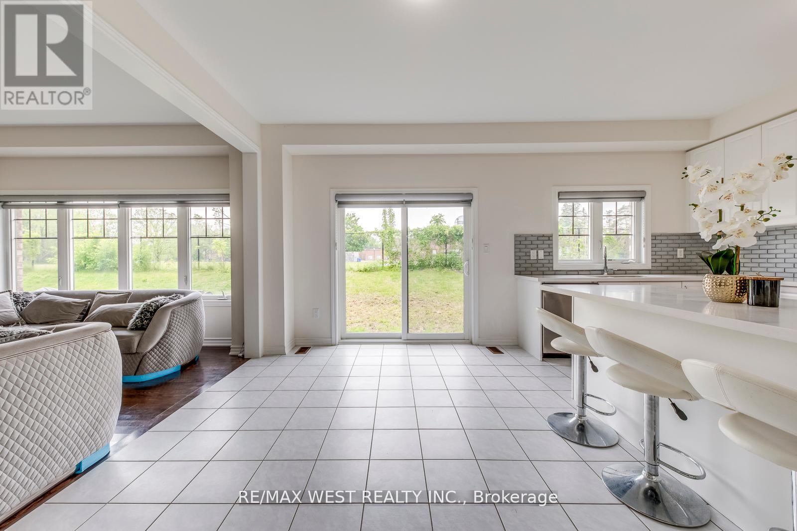 286 Danny Wheeler Boulevard, Georgina, Ontario  L4P 0J9 - Photo 14 - N12347948
