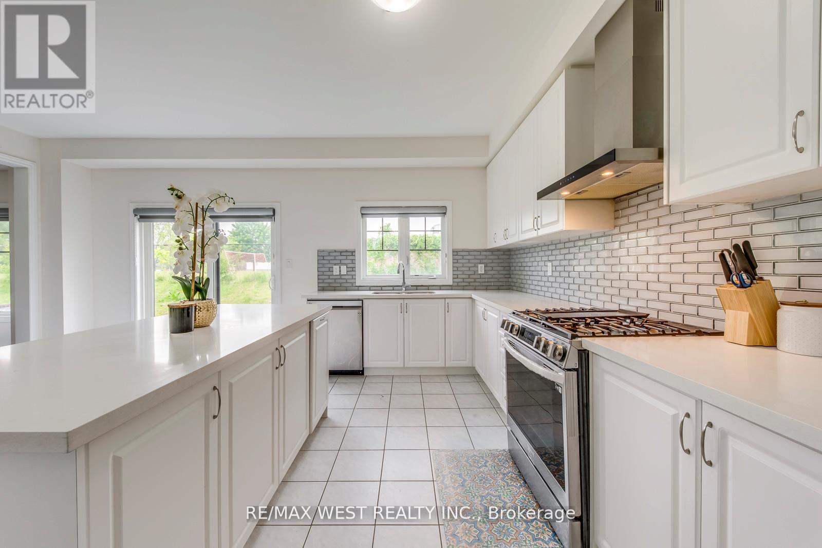 286 Danny Wheeler Boulevard, Georgina, Ontario  L4P 0J9 - Photo 19 - N12347948