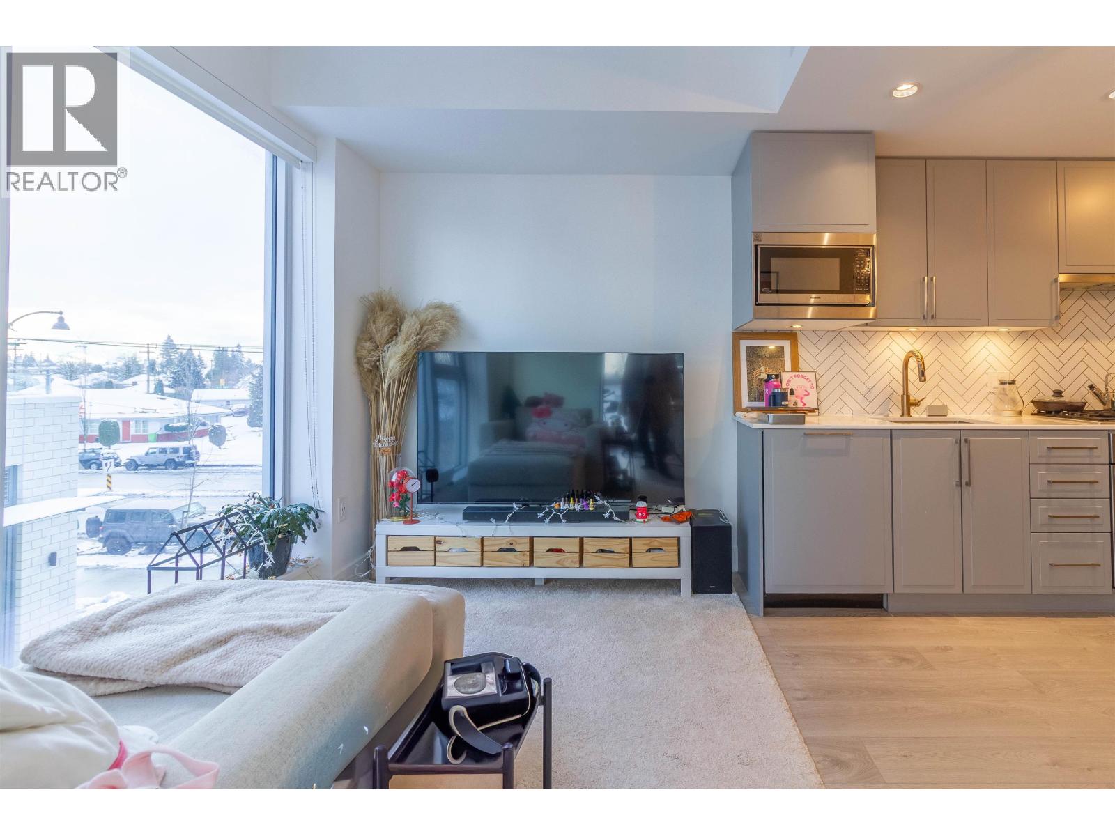 302 2435 Kingsway, Vancouver, British Columbia  V5R 5G8 - Photo 3 - R3033660