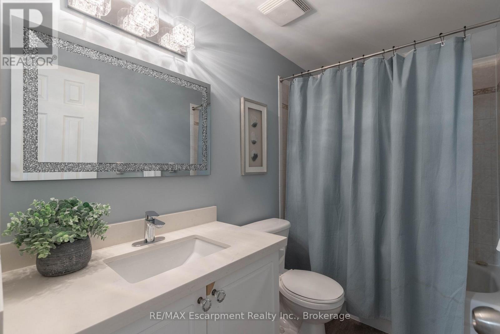 65 Fairwood Place, Burlington (Bayview), Ontario  L7T 1E4 - Photo 17 - W12348099