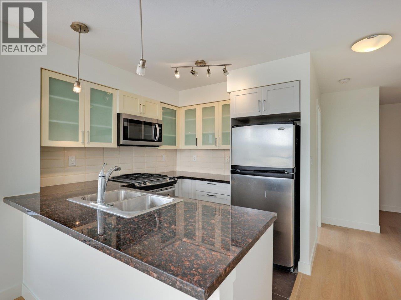 1607 1 Renaissance Square, New Westminster, British Columbia  V3M 0B6 - Photo 2 - R3037734
