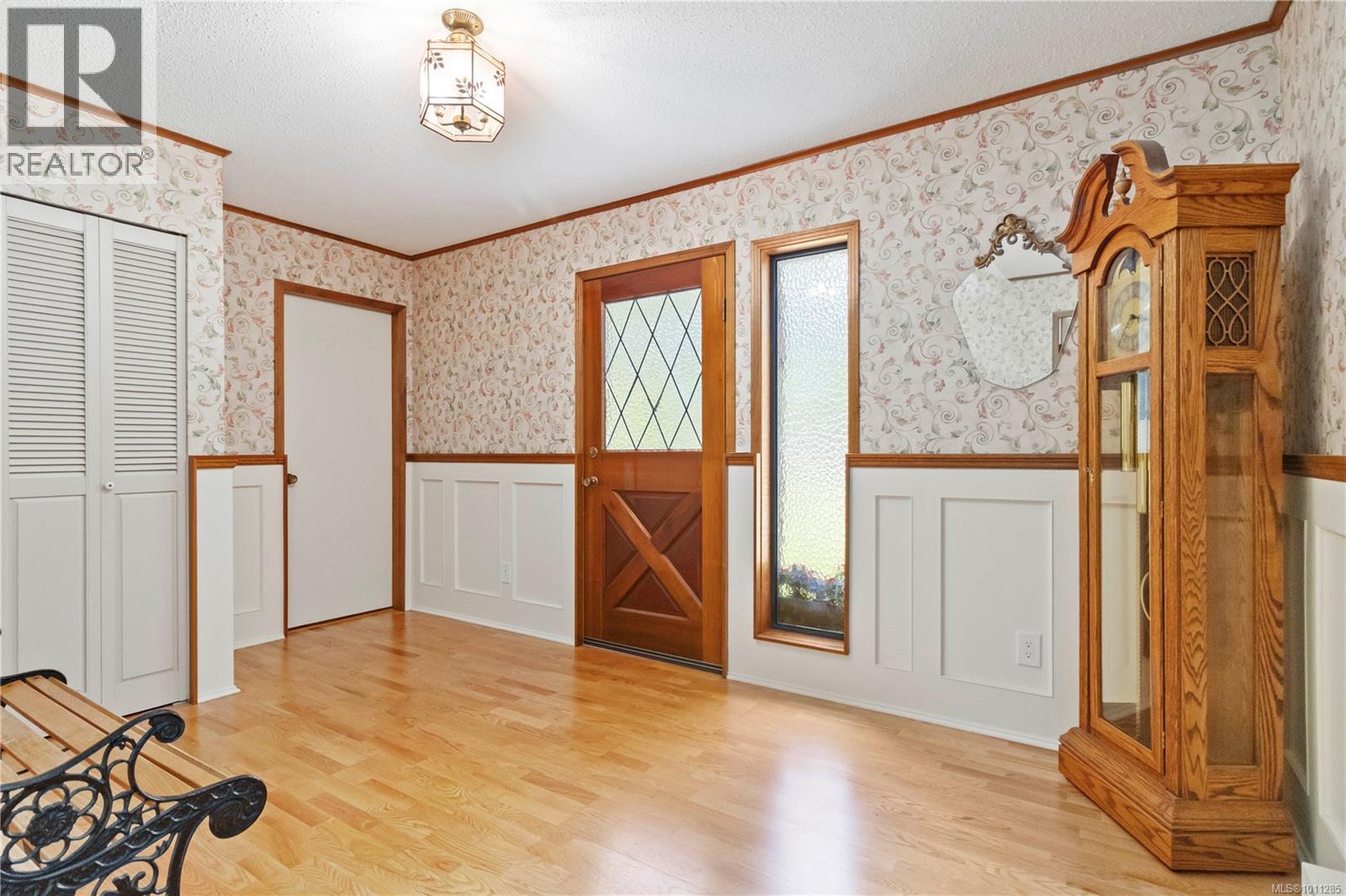Property at 1881 Llewellyn Pl image 4