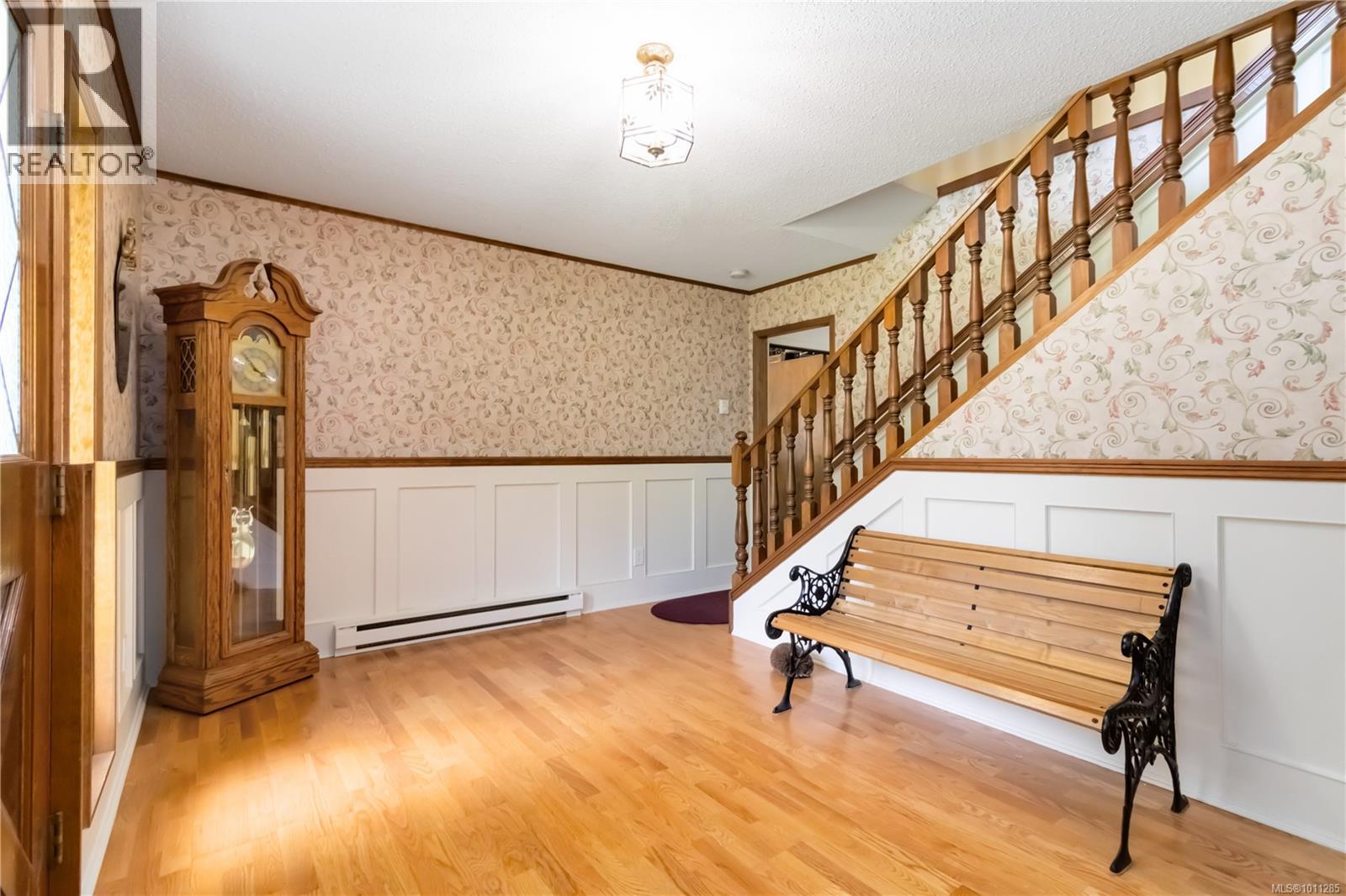 Property at 1881 Llewellyn Pl image 5