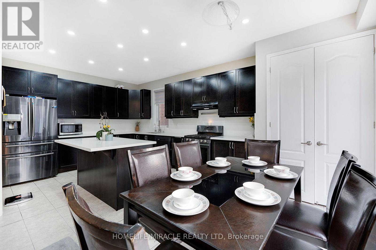 69 Mincing Trail, Brampton, Ontario  L7A 4S9 - Photo 16 - W12334421