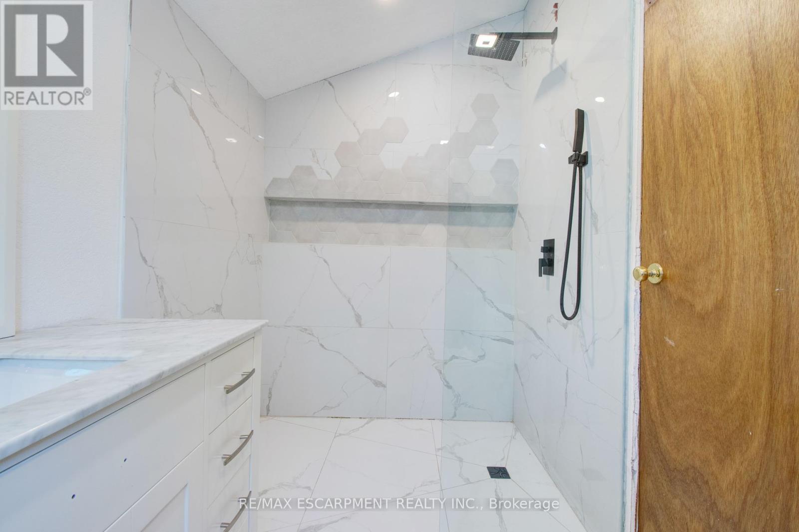 85 East 37th Street, Hamilton (Macassa), Ontario  L8V 4B1 - Photo 27 - X12348150