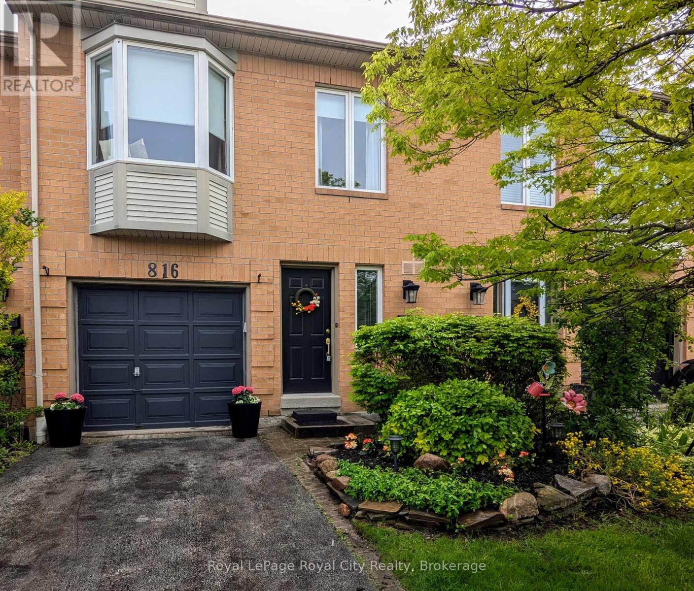 816 Village Green Boulevard, Mississauga, Ontario  L5E 3H8 - Photo 2 - W12348185