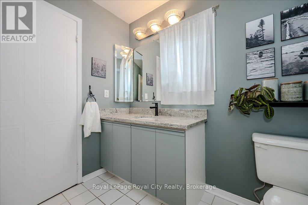 816 Village Green Boulevard, Mississauga, Ontario  L5E 3H8 - Photo 23 - W12348185