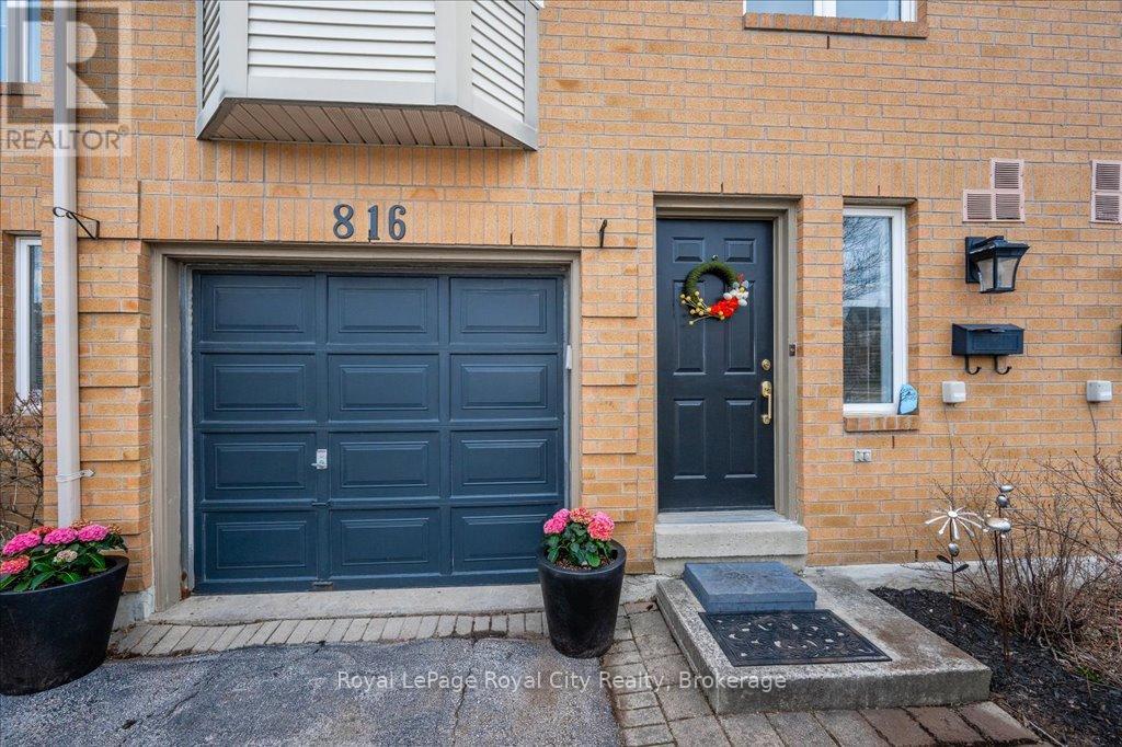 816 Village Green Boulevard, Mississauga, Ontario  L5E 3H8 - Photo 3 - W12348185