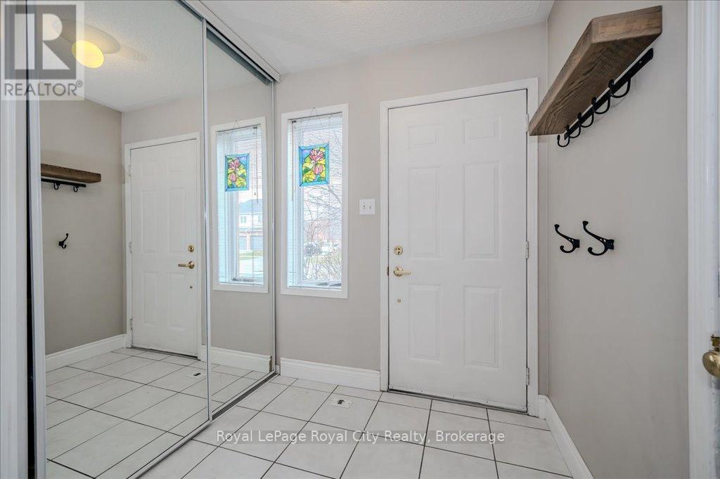 816 Village Green Boulevard, Mississauga, Ontario  L5E 3H8 - Photo 4 - W12348185