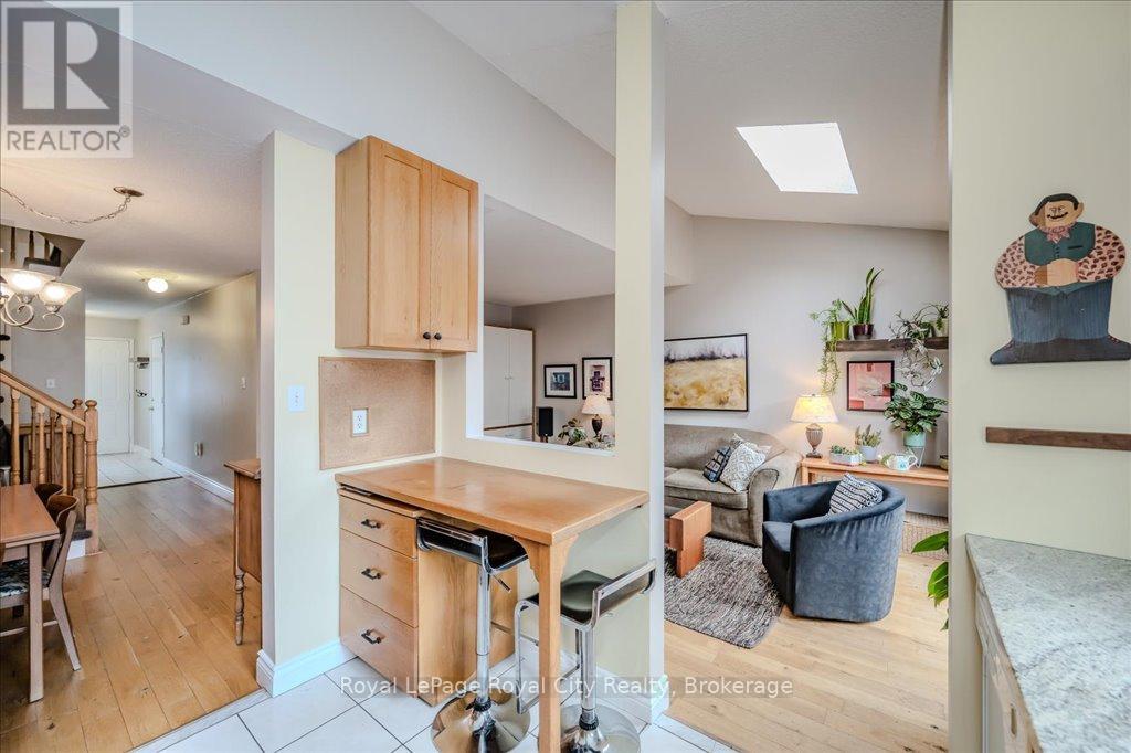 816 Village Green Boulevard, Mississauga, Ontario  L5E 3H8 - Photo 8 - W12348185