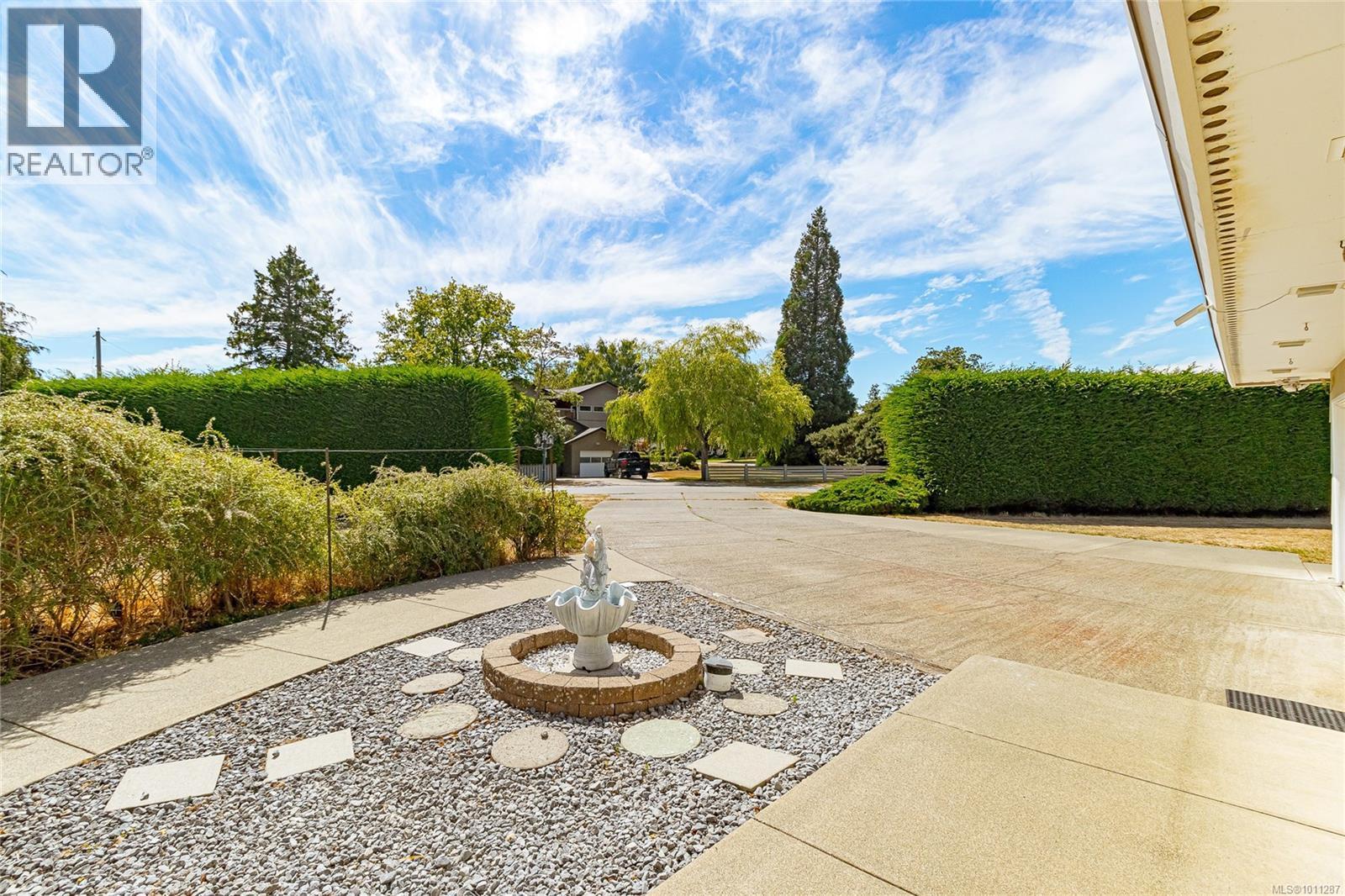 2560 Dorset Rd, Oak Bay, British Columbia  V8R 3M7 - Photo 4 - 1011287