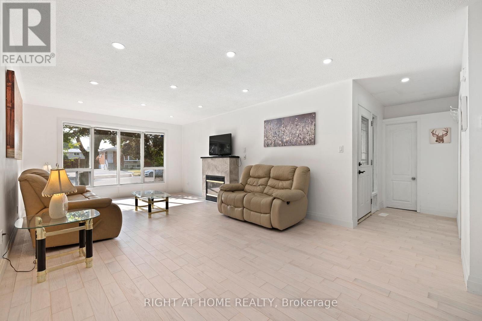 1147 Saturnia Crescent, Mississauga (Applewood), Ontario  L4Y 2M2 - Photo 2 - W12348273