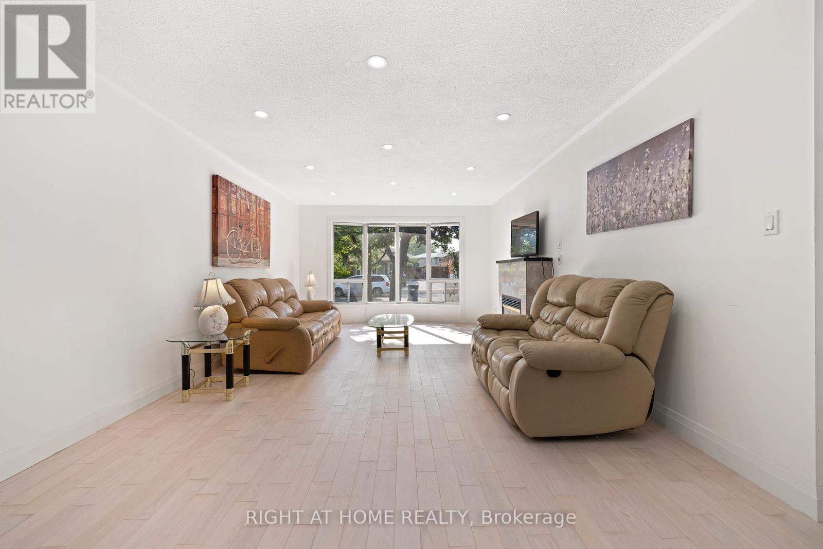 1147 Saturnia Crescent, Mississauga (Applewood), Ontario  L4Y 2M2 - Photo 3 - W12348273