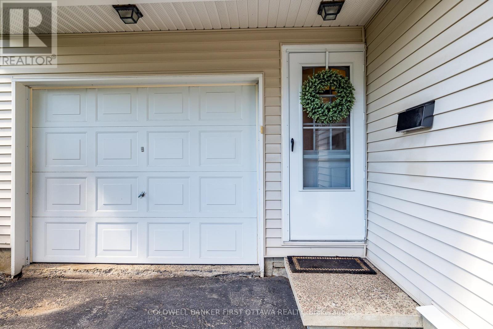 Property at 48 DOWNSVIEW CRESCENT image 4