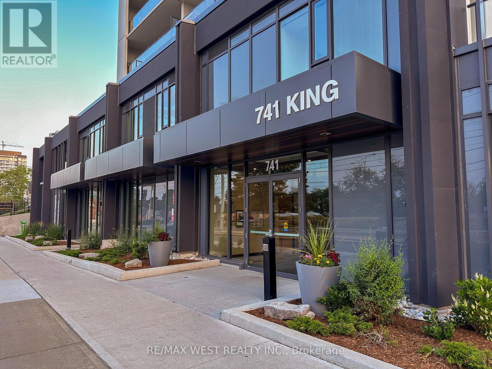 Property at 812 - 741 KING STREET W image 1