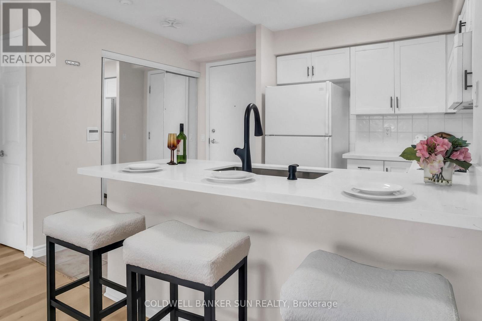 1104 - 35 Kingsbridge Garden Circle, Mississauga (Hurontario), Ontario  L5R 3Z5 - Photo 15 - W12344305