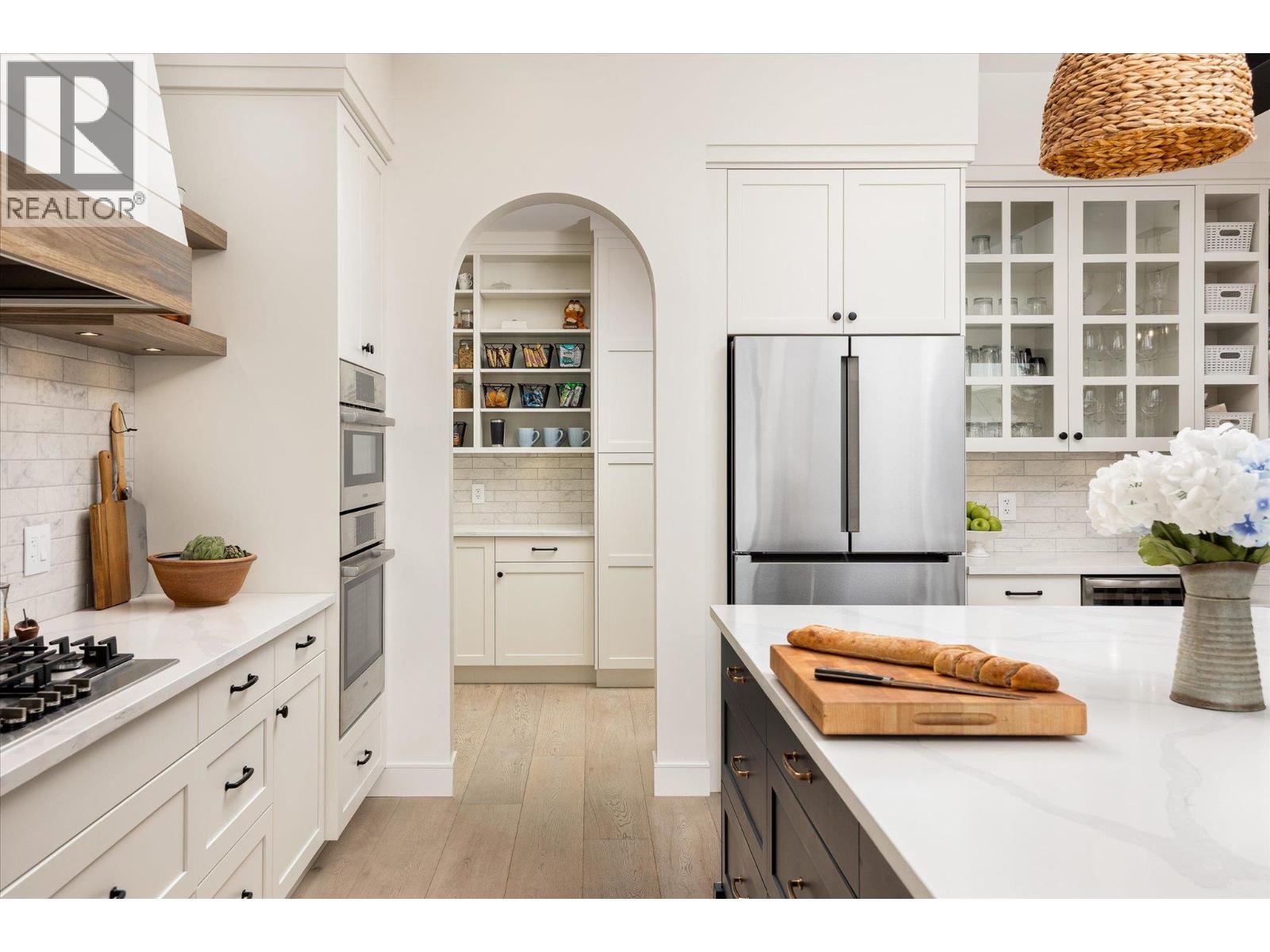 Property at 707 Lake Court image 3