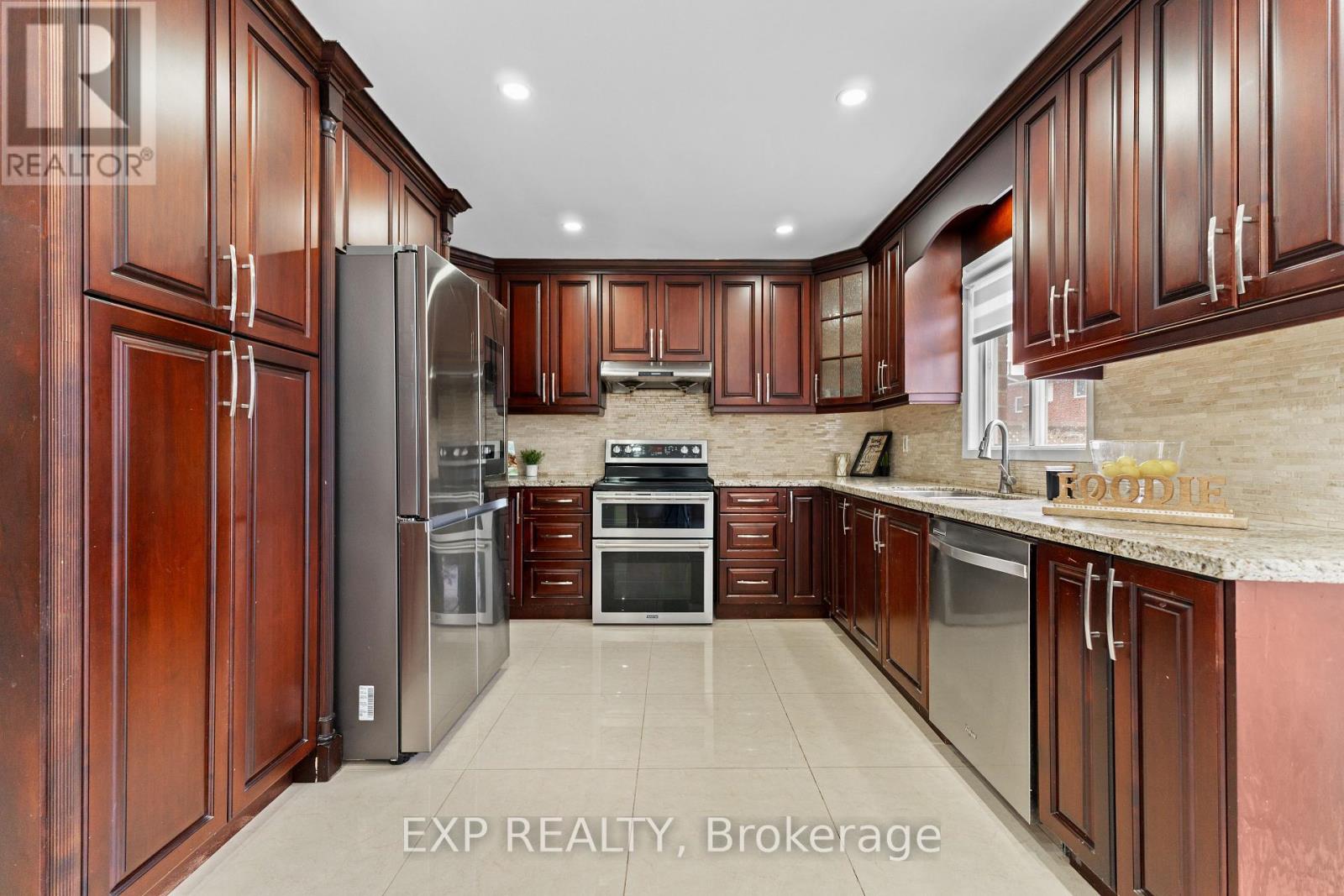 28 Fairlight Street, Brampton (Heart Lake West), Ontario  L6Z 3W2 - Photo 14 - W12348548