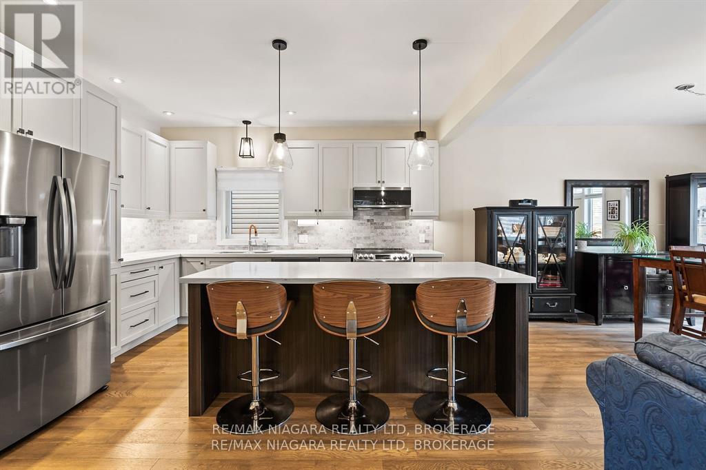 77b Broadway, St. Catharines (Port Weller), Ontario  L2M 7Y3 - Photo 5 - X12348601